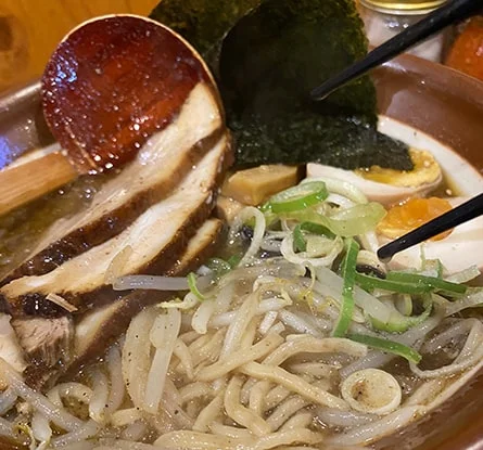 究極のにぼし味噌らーめん 人間ばんざいのラーメン写真