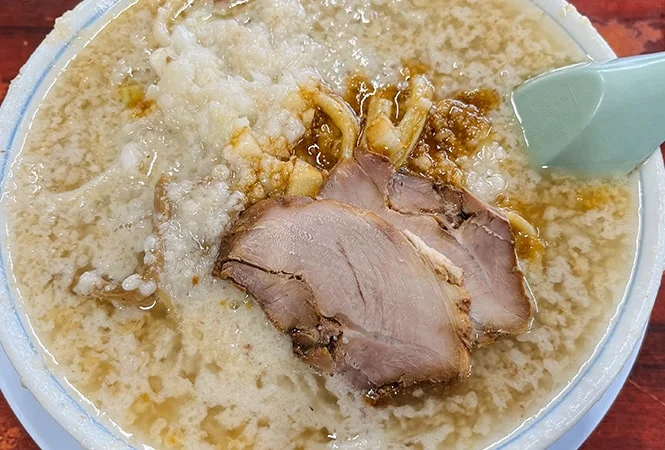 杭州飯店（燕市）の燕三条背脂ラーメン写真